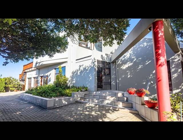 5 BEDROOM HOUSE FOR SALE IN HERSHAM